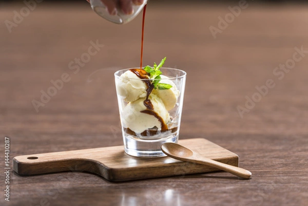 Obraz エスプレッソコーヒーをバニラアイスにかけて食べるデザート、アフォガート