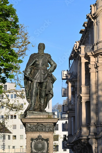 Fototapeta Kaiser-Friedrich-Denkmal an dem Kaiser-Friedrich-Platz in Wiesbaden, Deutschland