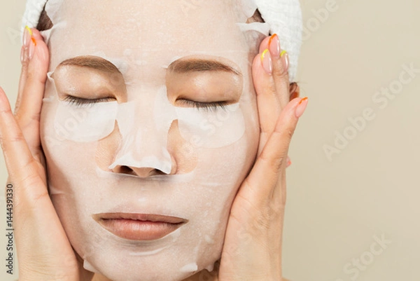 Fototapeta 若いアジア人女性はフィエスパックをしています。