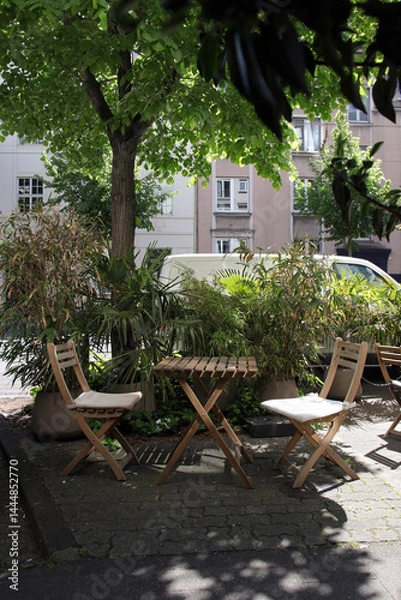 Obraz cafétisch unter bäumen