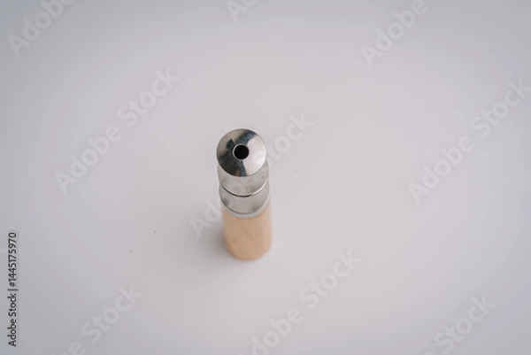 Obraz Top view of a non-electric flavor pipe with a visible central opening for airflow control, displayed on a minimal white background..