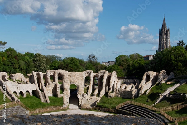 Obraz Les arènes de Saintes après restauration (printemps 2025). L'église Saint Eutrope au fond	
