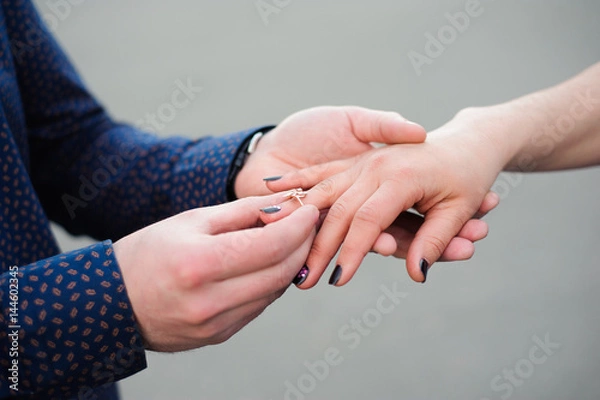 Fototapeta man asking his girlfriend if she wants to marry him