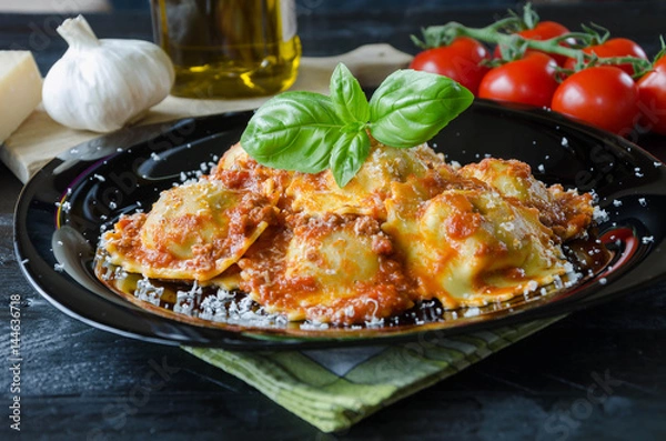 Obraz Ravioli w sosie pomidorowym
