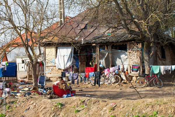 Fototapeta Zdezorganizowany cygański dom i podwórko w Rumunii