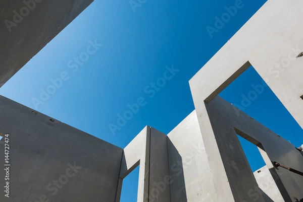 Fototapeta plac budowy z prefortową ścianą bretki