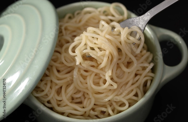Obraz Zbliżenie na ugotowany aldente makaron do spagetti przed dodaniem sosu, kuchnia włoska makaron z pszenicy durum 