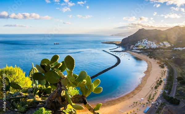 Fototapeta Niesamowity widok na plażę Las Teresitas z żółtym piaskiem. Lokalizacja: Santa Cruz de Tenerife, Teneryfa, Wyspy Kanaryjskie. Obraz artystyczny. Świat piękna.