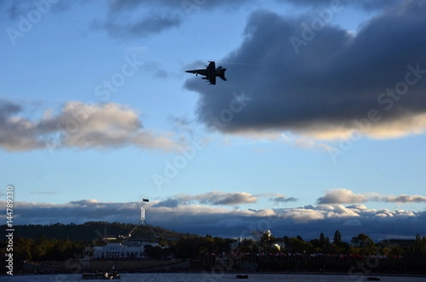 Fototapeta Canberra, Australia - March 18, 2017. An adrenalin rushing RAAF F/A-18F Super Hornet jet handling display at Regatta Point in the Commonwealth Park.