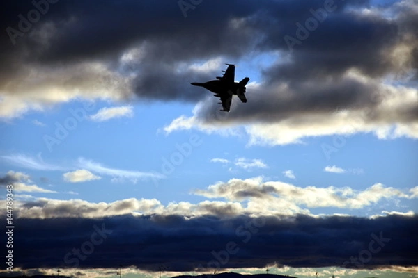 Fototapeta Canberra, Australia - March 18, 2017. An adrenalin rushing RAAF F/A-18F Super Hornet jet handling display at Regatta Point in the Commonwealth Park.