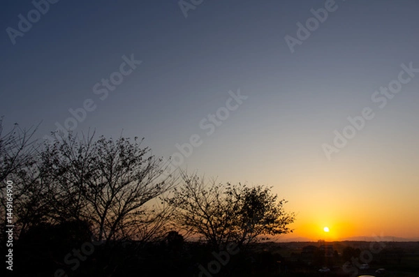 Fototapeta 関東平野より望む彼方に沈む太陽とあかね色の空