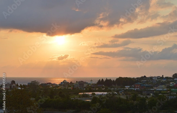 Fototapeta Закат над маленьким южным городом на берегу Черного моря