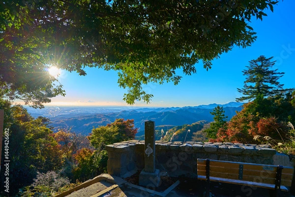 Obraz 秋の東京八王子市の高尾山駅展望台付近から朝日差す都心方面を見る