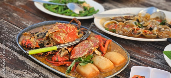 Fototapeta Chilli crab Singapore style serving with fried bun on the timber table