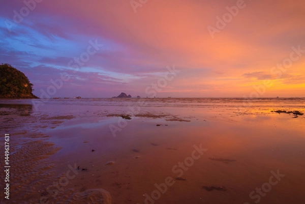 Fototapeta Ao Nang is a resort town and a sub-district in Mueang Krabi District. It has a beautiful sandy beach and is part of the Hat Noppharat Thara - Phi Phi Islands National Park.