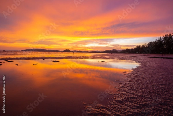 Fototapeta Ao Nang is a resort town and a sub-district in Mueang Krabi District. It has a beautiful sandy beach and is part of the Hat Noppharat Thara - Phi Phi Islands National Park.