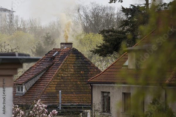 Obraz kopcący komin