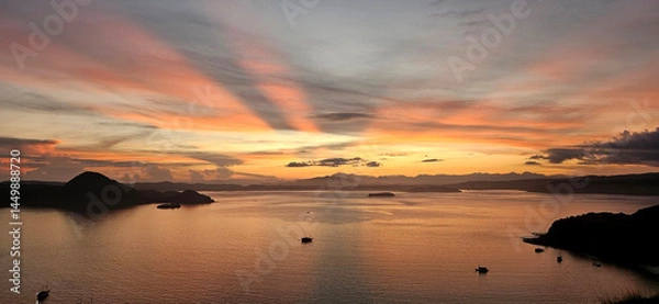 Fototapeta Beautiful sun ray from the sunrise at the Padar island with ocean and island silhouette