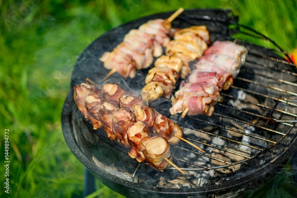 Obraz Skewer (Serbian: Raznjici) is a popular Serbian specialty of grilled meat, equivalent of the Greek souvlaki and Turkish şaşlık.