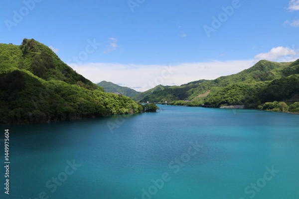 Fototapeta 吾妻湖、不動大橋からの風景。コバルトブルーの水が流れる吾妻川。