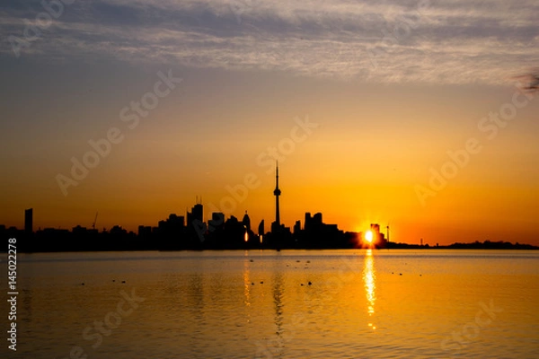 Obraz Morning sun peaking through skyline