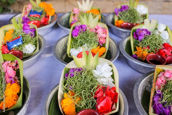 Fototapeta Canang sari is a daily Balinese Hindu offering made of colorful flowers and leaves, symbolizing gratitude and devotion. Placed in temples or streets, it reflects harmony between humans and the divine.