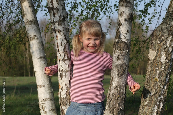 Fototapeta Kind auf Baum