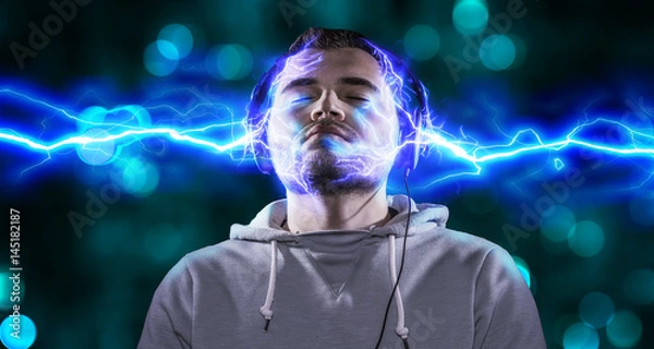 Obraz Junger Mann hört Electro Musik