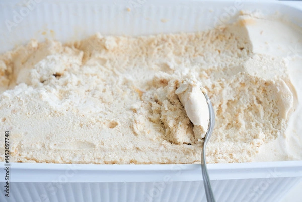 Obraz A box of ice cream with caramel
