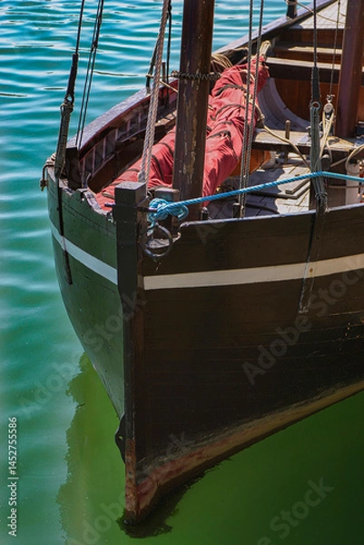 Obraz proue d'un vieux grément se reflétant  sur l'eau