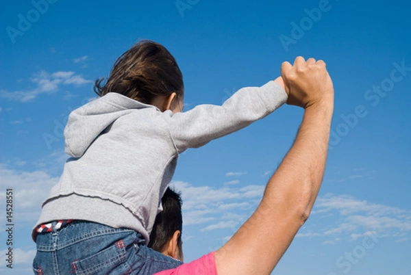 Obraz Padre e figlio guardano il cielo azzurro