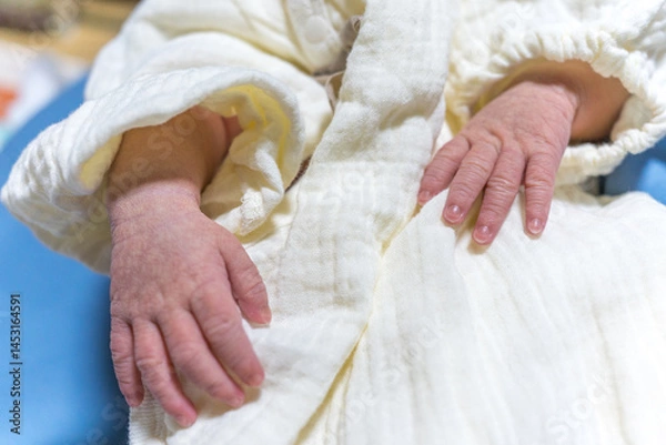 Obraz しわしわの生まれたばかりの赤ちゃんの手