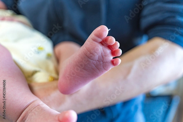 Obraz とても小さい生まれたばかりの赤ちゃんのあんよ