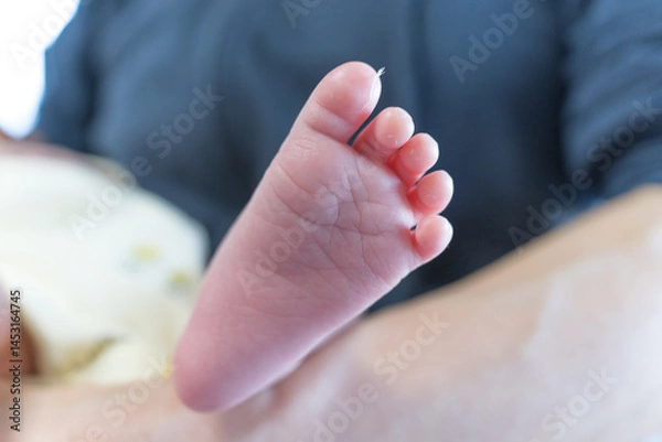 Obraz とても小さい生まれたばかりの赤ちゃんのあんよ