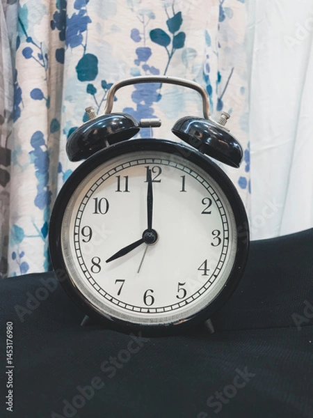 Fototapeta An alarm clock showing the time