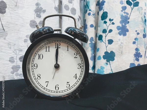 Fototapeta An alarm clock showing the time
