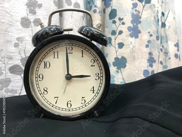 Fototapeta An alarm clock showing the time