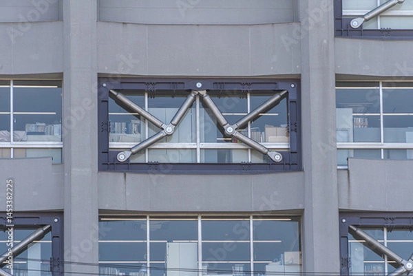 Obraz 地震対策の免震構造を施された日本の学校の窓