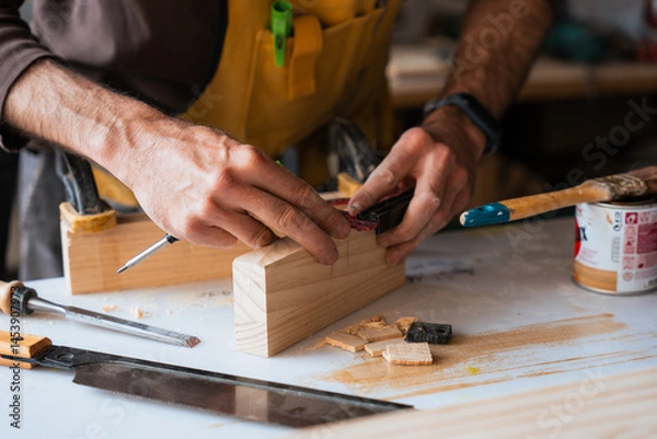 Fototapeta Carpintero en taller de carpintería con herramientas