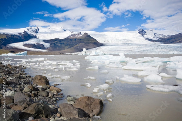 Fototapeta Icebergs on a glacier lake Fjallsárlón at the south end of the Icelandic glacier Vatnajökull
