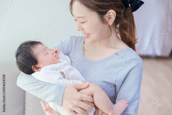 Obraz 赤ちゃんを抱いて微笑む女性