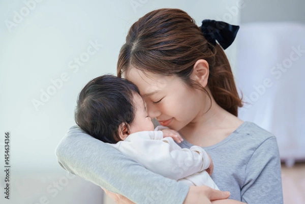 Obraz 赤ちゃんを抱いて祈るような表情の女性