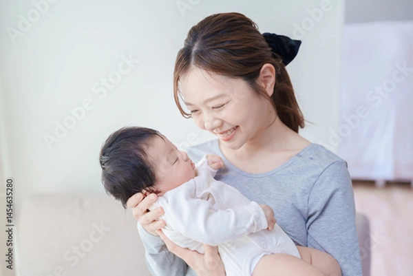 Obraz 赤ちゃんを抱いて微笑む女性