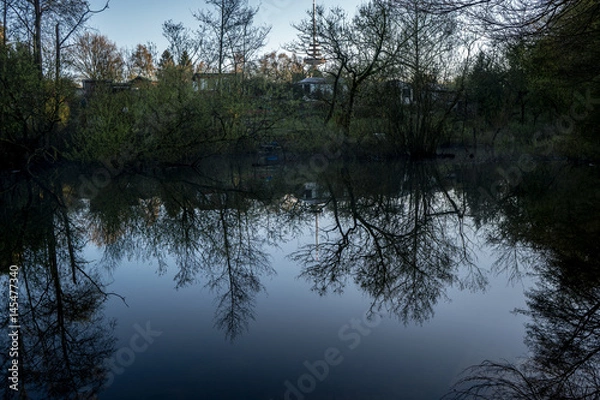 Obraz Spiegelung morgen am See im Frühling bei blauen Himmel