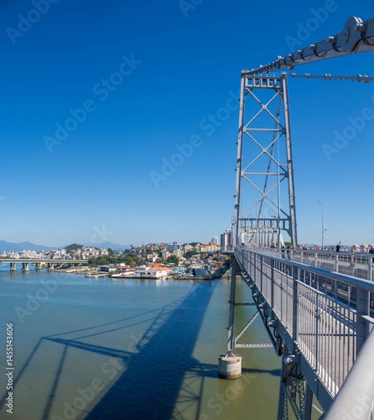 Obraz Ponte Hercílio Luz em um dia de sol e sua sombra na água Florianópolis Santa Catarina Brasil 