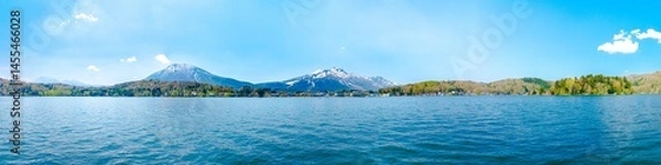 Fototapeta 野尻湖の湖上から望む妙高山と町並み｜長野県信濃町の春の風景
