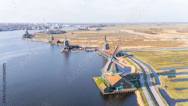 Fototapeta Magnifique vue aérienne sur le vilage de Zaanse Schans et ses Moulins à vent au Pays-Bas, proche de Amsterdam