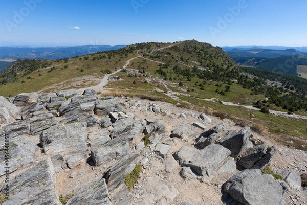 Fototapeta Le mont Mézenc est un sommet montagneux d'origine volcanique situé au sud-est du Massif central,  entre les départements de Haute-Loire et de l'Ardèche dans le massif du Mézenc entre Velay et Vivarais