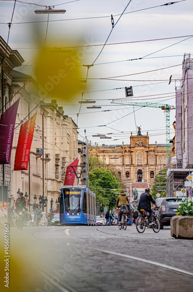 Fototapeta Maximilianstraße mit Straßenbahn, Münchens Wahrzeichen und Stadtansicht