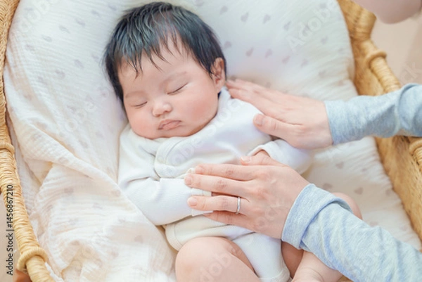 Obraz 赤ちゃんを優しくあやす手